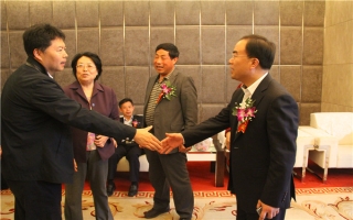 國家發(fā)展改革委資源節(jié)約與環(huán)境保護司牛波處長（和劉總握手）、全國墻材革新工作委員會會長滕軍力（女士）